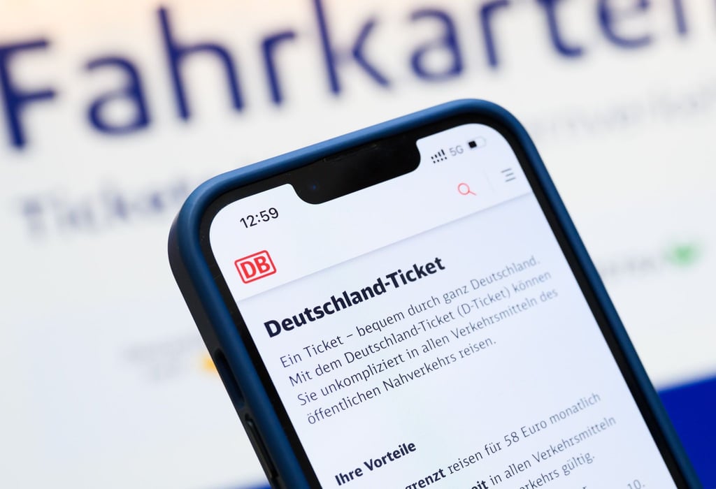 Ab 2026 müssen Bahnkunden erneut mehr für das Deutschlandticket bezahlen. (Archivbild)