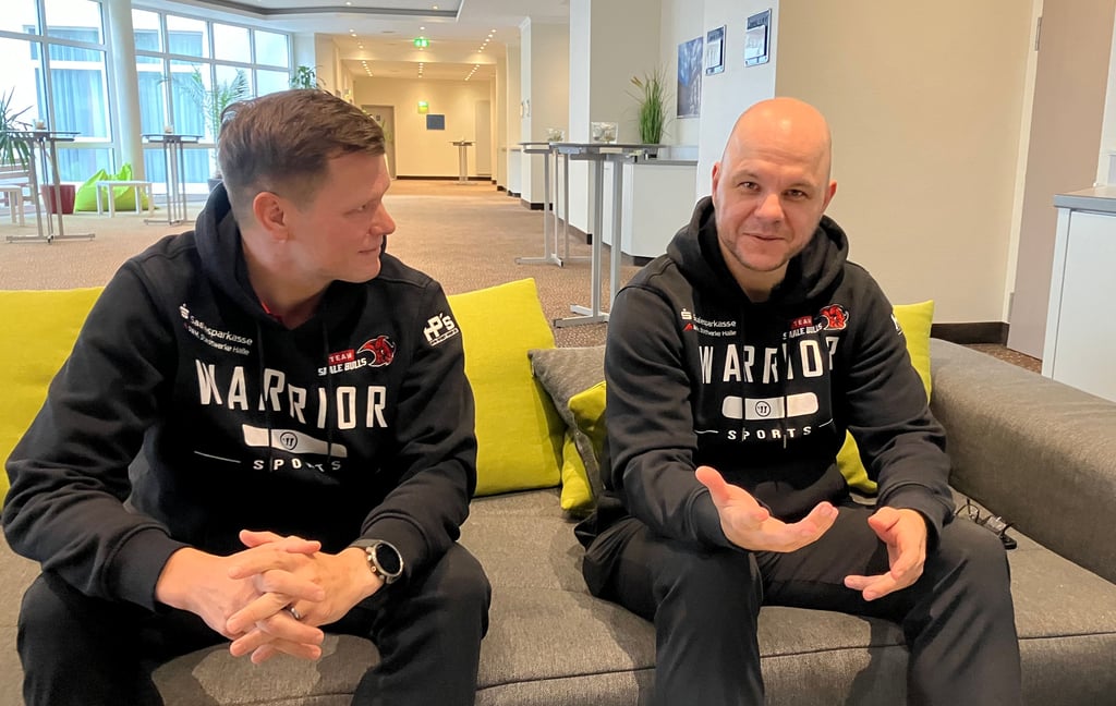 Bulls-Sportdirektor Christian Hommel (r.) und Trainer Marko Raita sprachen im MZ-Interview über die kommende Saison in der Eishockey-Oberliga