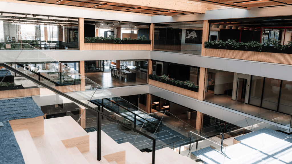 Die Innenräume der neuen Geschäftsstelle von RB Leipzig sehen hochmodern aus.