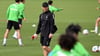 Erste Einheit am Mittwoch: Borussias neuer Trainer Eugen Polanski inmitten Gladbacher Spieler.