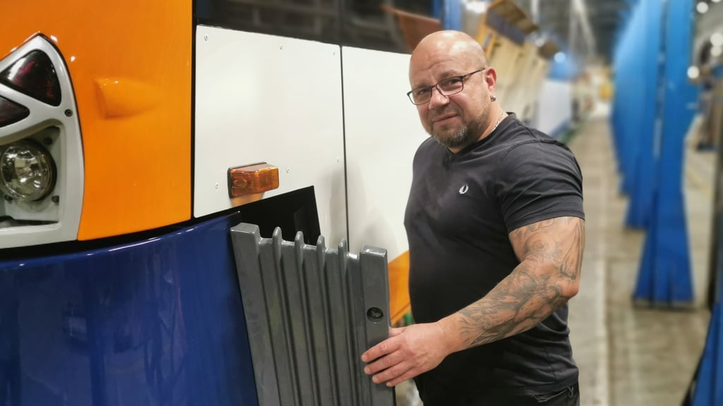 Ein letzter Check, bevor die Variobahn Halberstadt verlässt. Denis Wrobel hat neun Jahre lang für die VIS bei diesem Auftrag mitgearbeitet.