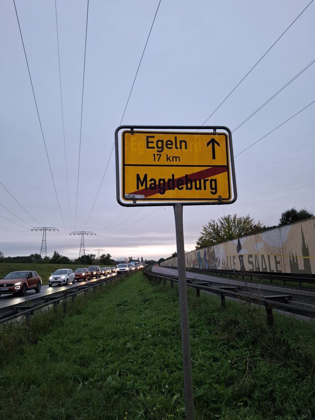 Sieht nach Magdeburg aus, ist aber eigentlich die B80 in Halle! Unbekannte haben die Ortseingangsschilder beider Städte ausgetauscht.