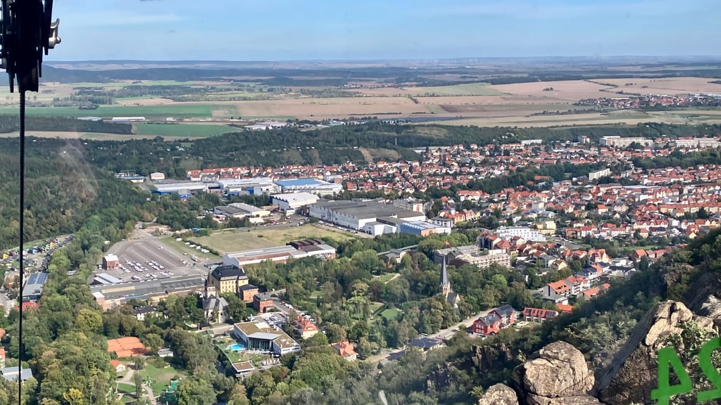 Blick über Thale aus einer gläsernen Gondel. Für die Einheitgemeinde ist ein Klimaschutzkonzept erstellt worden.