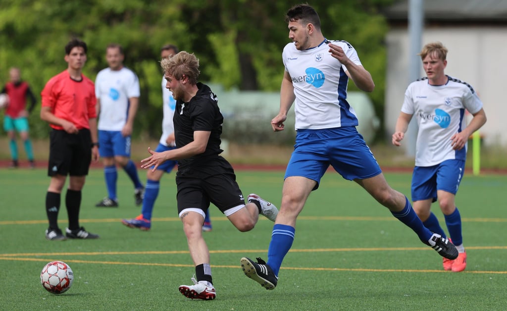 Marius Zobel (r./hier gegen Ian Felgenhauer von den Roten Sternen) hat in seiner ersten Saison zwölf Spiele für Handwerk bestritten und zwei Tore erzielt.