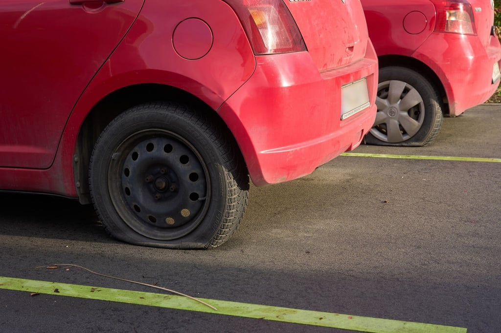 Unbekannte haben in den vergangenen Nächten an mehr als 260 Autos Reifen zerstochen. (Symbolbild)