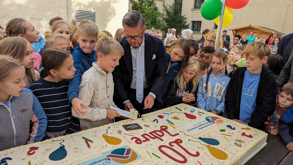 Zum 20. Geburtstag der Dreisprachigen Internationalen Grundschule Magdeburg gab es nicht nur eine Riesentorte.