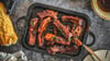 Anders als bei den üblichen Rippchensträngen werden hier die Ribs bereits vor dem Grillen einzeln geschnitten.