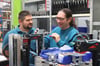 Konzentriert bei der Sache: Jens Bauling (rechts) und Gollmann-Produktionsleiter Alexander Ziegler, die für einen Automaten verwendeten Baugruppen an ein neues elektronisches Bauteil anzupassen.