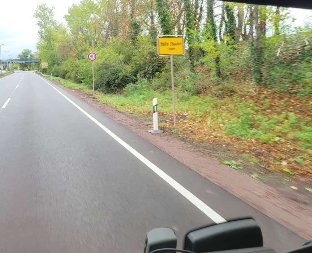 Unscharf, aber klar erkennbar: In Magdeburg ist das Schild aus Halle aufgetaucht.