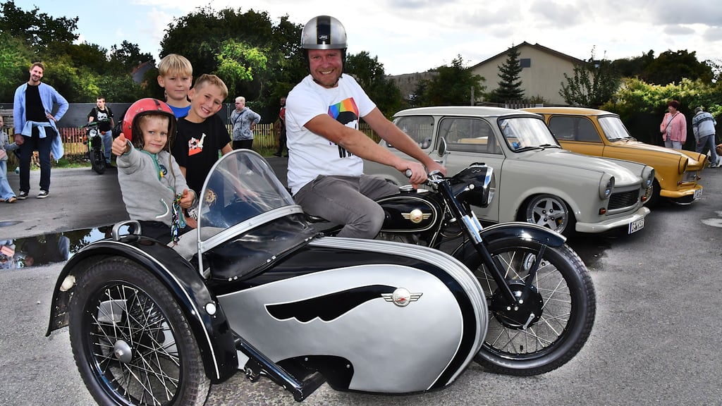 Michael Kolbig aus Weferlingen fährt eine Simson-AWO 425. Abwechselnd im Beiwagen mit an Bord sind Gustav (v.l.), Leon und Timo.