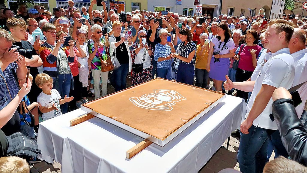 Den Rekord-Mohnkuchen aus Allstedt dürfen an diesem Wochenende auch die Amerikaner in Los Angeles kosten.