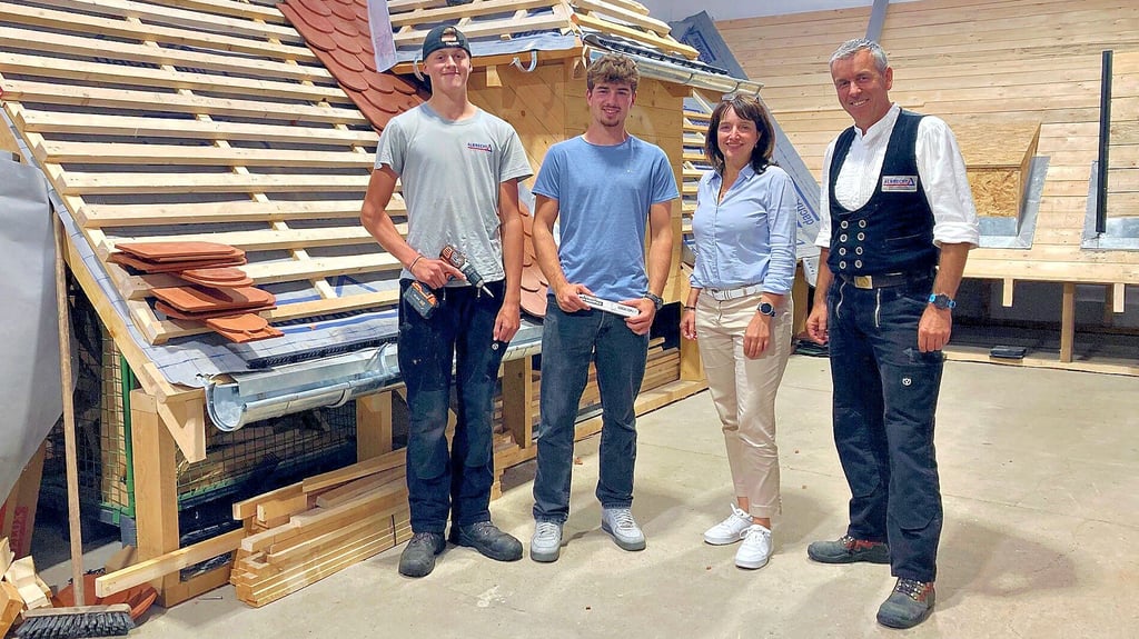Die Auszubildenden Nick Tukay (v.l.) und Alexander Schäfer mit Nicole und Jens Schäfer in der Schulungshalle des Unternehmens.