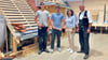 Die Auszubildenden Nick Tukay (v.l.) und Alexander Schäfer mit Nicole und Jens Schäfer in der Schulungshalle des Unternehmens.