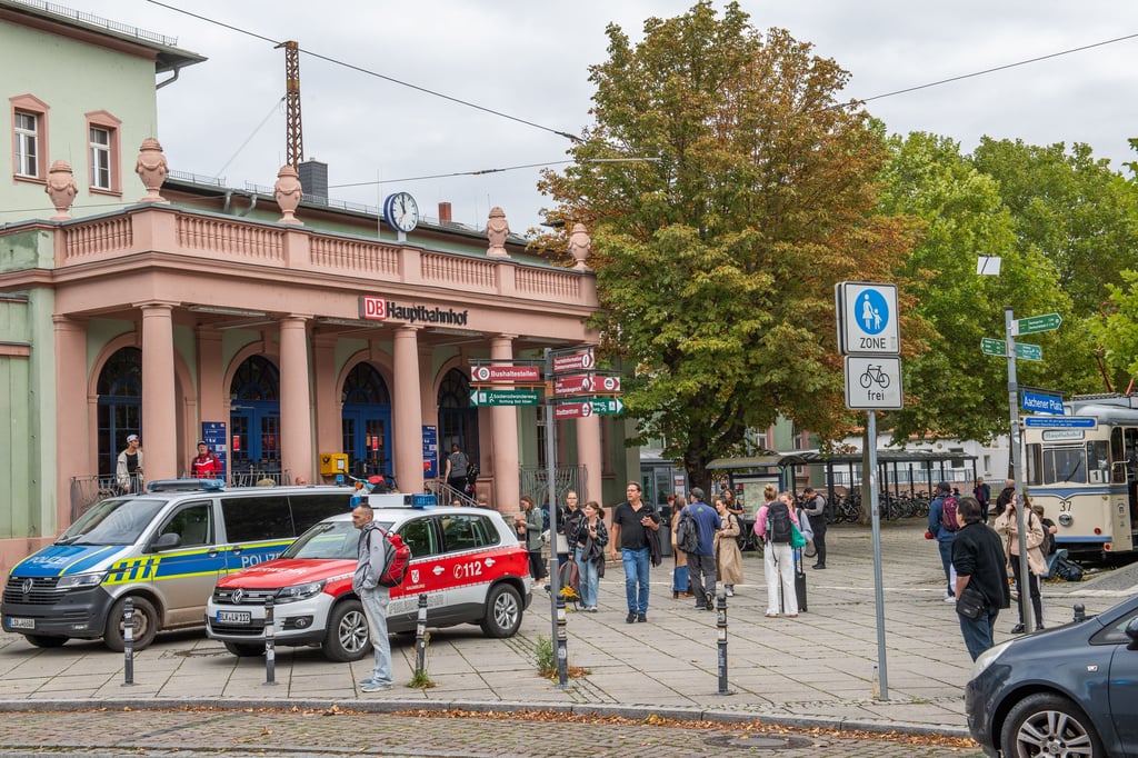 Auch das Bahnhofsgebäude  wurde abgesperrt.