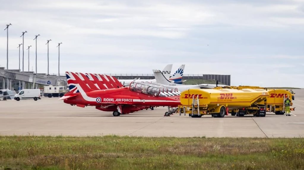 Die rot lackierten Jets der Roayal Air Force landeten am Donnerstag unerwartet am Flughafen Halle/Leipzig.