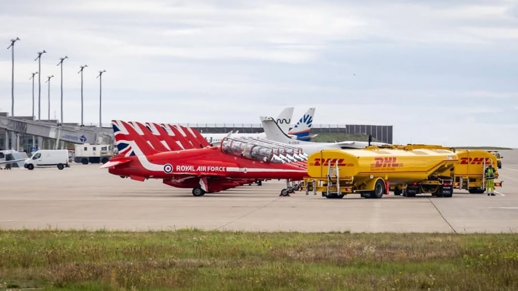 Die rot lackierten Jets der Roayal Air Force landeten am Donnerstag unerwartet am Flughafen Halle/Leipzig.