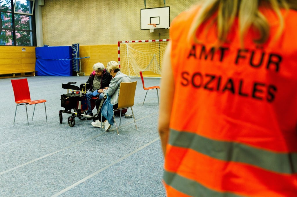 Die Evakuierung rund um den Fundort einer Bombe in Spandau hat begonnen. Für Anwohner gibt es Notunterkünfte.