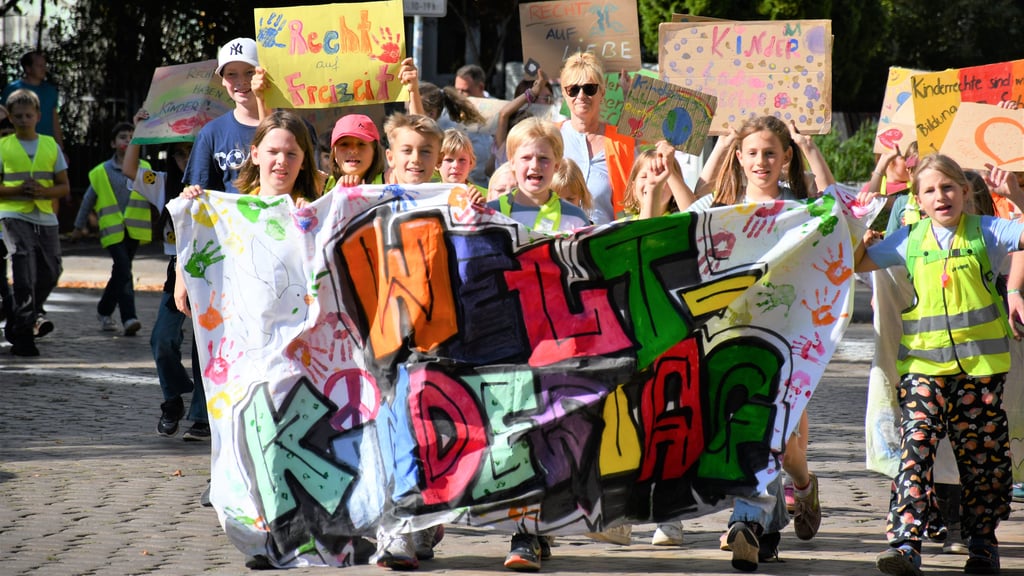 100 Hortkinder haben in Magdeburg für ihre Kinderrechte demonstriert.