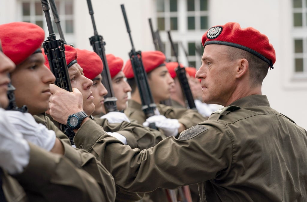 Vizeleutnant Charles Eismayer (Gerhard Liebmann, re.) drillt seine Rekruten hart.