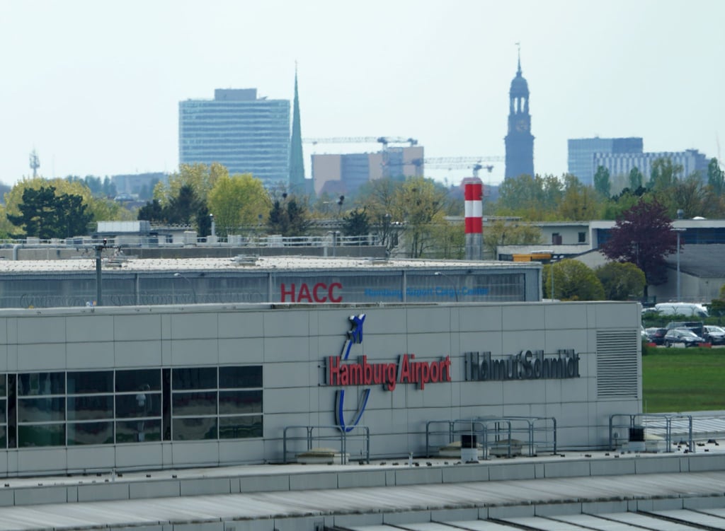 Am Airport Hamburg war es wegen eines Kerosin-Lieferengpasses zu Verspätungen und Flugausfällen gekommen. (Archivbild)