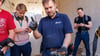 Ein Mitarbeiter vom Kampfmittelräumdienst zeigt den Zünder der entschärften Weltkriegsbombe.