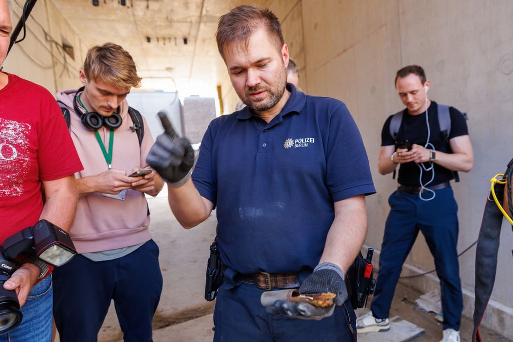 Ein Mitarbeiter vom Kampfmittelräumdienst zeigt den Zünder der entschärften Weltkriegsbombe.
