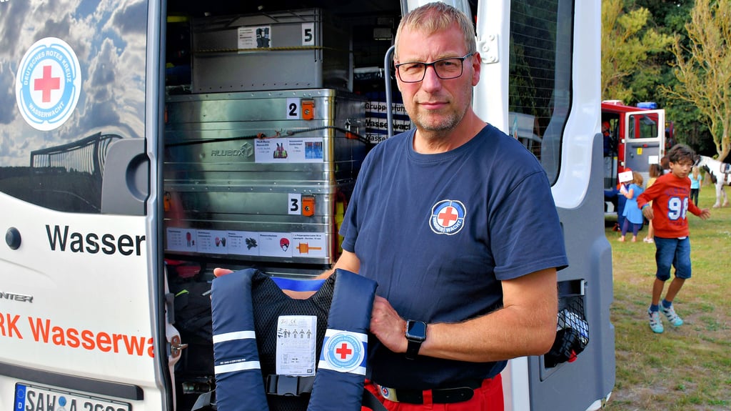Ulf Sachse mit einer der wichtigen Rettungswesten, die zur Ausrüstung des Wasserwacht-Einsatzfahrzeuges gehört.