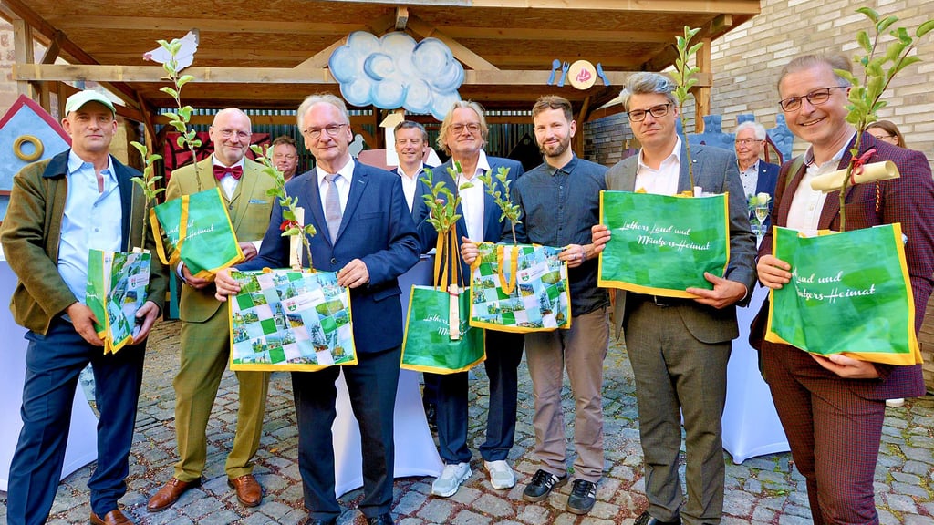 Ministerpräsident Reiner Haseloff (3. v. li.) und die Vertreter der beteiligten Stiftungen erhielten zur Erinnerung je einen „Frankenhäuser Müntzer-Apfelbaum“. Die historische Sorte stammt von einem Thüringer Züchter.