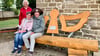Vor der Dorfkirche von Stecklenberg steht die 25. Engelsbank des Harzer Klosterwanderwegs. Die Initiatoren Claudia und Axel Lundbeck bedanken sich bei Sponsorin Susanne Steinert-Bode (Mitte). 