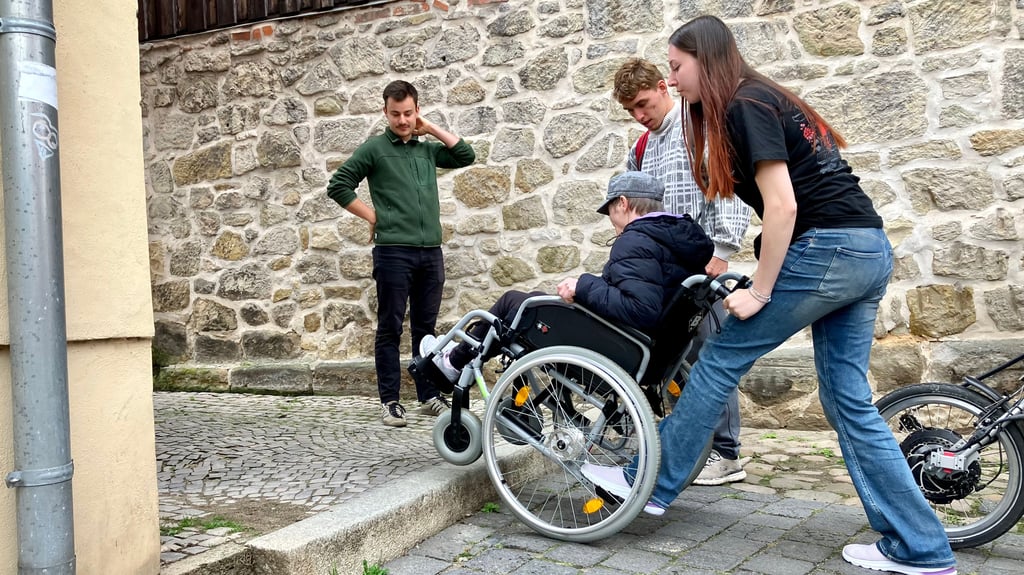 Hier ist Schluss für manche Rollstühle: In der Gasse, die Kaiser- und Bahnhofstraße verbindet, ist eine für Menschen mit Handicap kaum überwindbare Stufe.