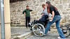 Hier ist Schluss für manche Rollstühle: In der Gasse, die Kaiser- und Bahnhofstraße verbindet, ist eine für Menschen mit Handicap kaum überwindbare Stufe. 