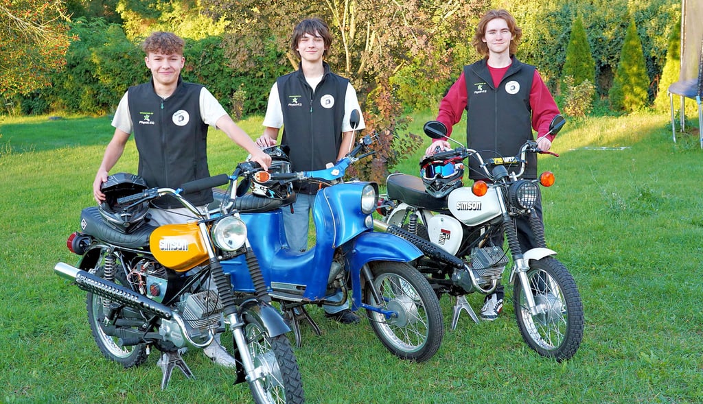 Von links: Finley Saal mit einer Simson Baujahr 1981, Damon Groß mit seiner Schwalbe aus dem Jahr 1976, Kimi Groß mit seiner S 51 Enduro von 1986.