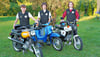 Von links: Finley Saal mit einer Simson Baujahr 1981, Damon Groß mit seiner Schwalbe aus dem Jahr 1976, Kimi Groß mit seiner S 51 Enduro von 1986. 