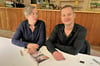 Neben Autor Vincent Kliesch (r.) durfte auch die Köthenerin Constance Wesselly Signaturen verteilen. Nach ihr wurde eine der Hauptfiguren benannt.