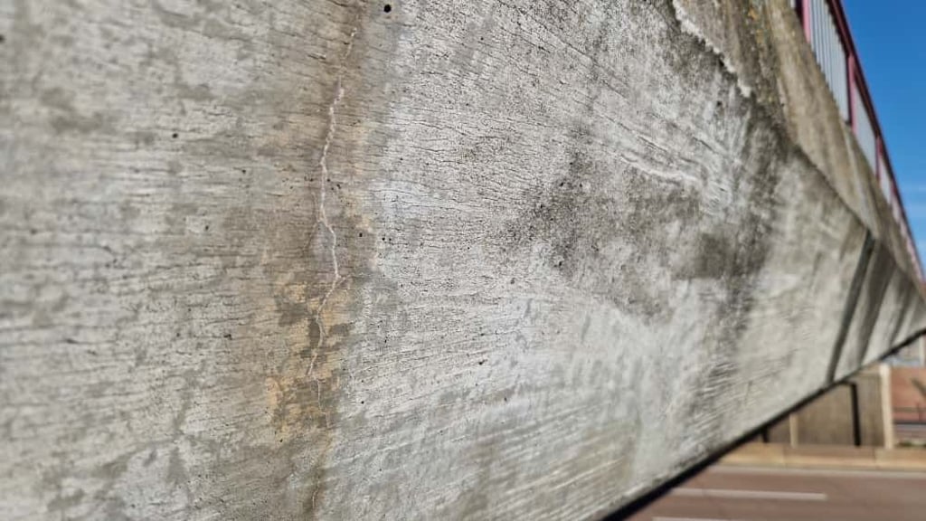 Risse in der Brücke: Wegen einer gesperrten Überführung der L169 über die A14 bei Gröbers kommt es zu Umleitungen.