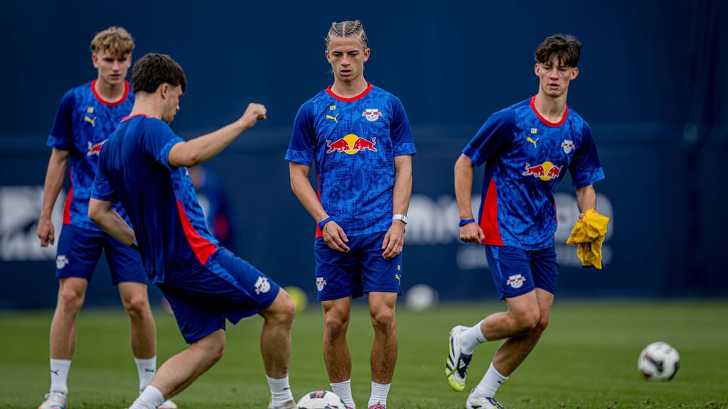 Eigengewächse wie Viggo Gebel (3.v.l.) können bei RB bislang nur trainieren.