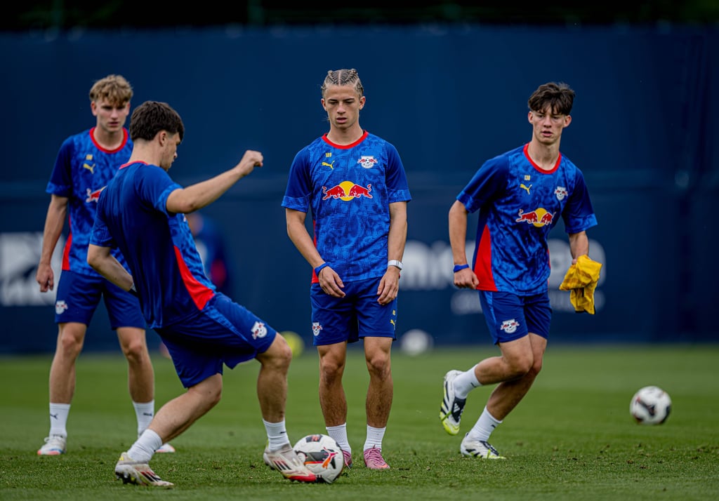 Eigengewächse wie Viggo Gebel (3.v.l.) können bei RB bislang nur trainieren.