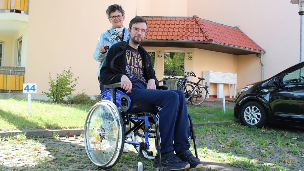 Christian Ernst sitzt seit einem Schlaganfall im Rollstuhl. Seine Mutter Kerstin besucht den gebürtigen Oschersleber mehrfach die Woche in Magdeburg und gemeinsam wird eingekauft.