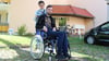 Christian Ernst sitzt seit einem Schlaganfall im Rollstuhl. Seine Mutter Kerstin besucht den gebürtigen Oschersleber mehrfach die Woche in Magdeburg und gemeinsam wird eingekauft.