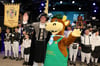 Die Eisleber Wiese ist eröffnet. Wenn das mal kein Grund zur Freude ist. Bürgermeister Carsten Staub und Maskottchen Wiesi sind jedenfalls schon ganz in Festtagsstimmung.