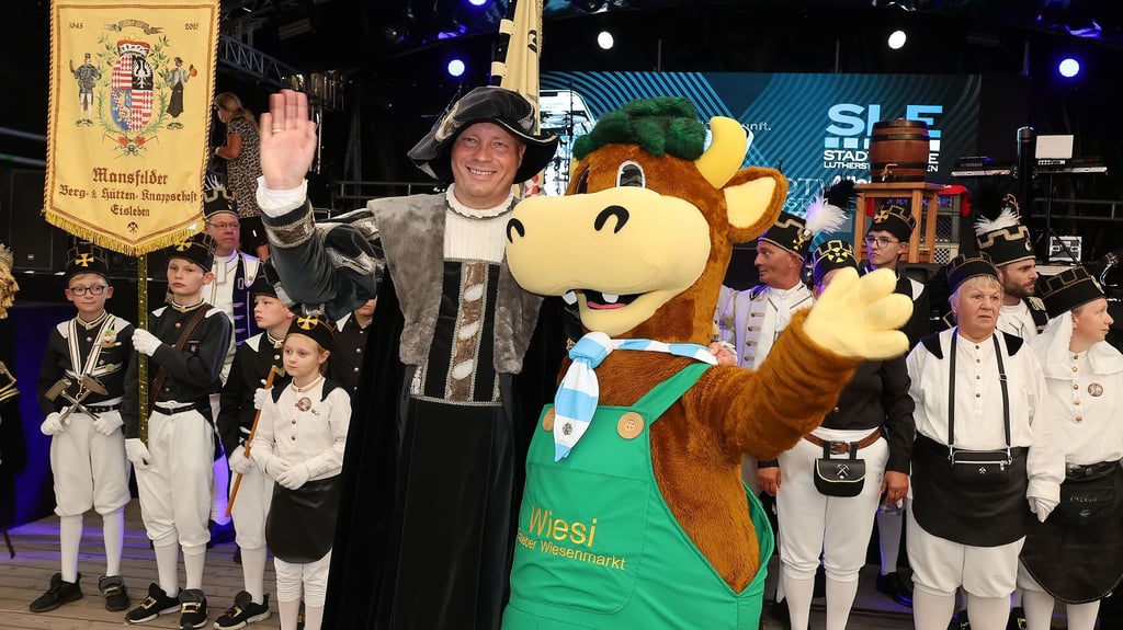 Die Eisleber Wiese ist eröffnet. Wenn das mal kein Grund zur Freude ist. Bürgermeister Carsten Staub und Maskottchen Wiesi sind jedenfalls schon ganz in Festtagsstimmung.