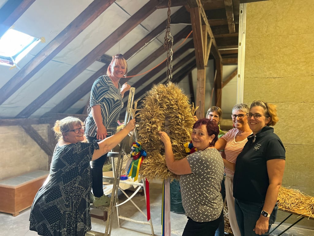 Frauen des Landfrauenvereins Huy-Fallstein-Harz haben gemeinsam eine Erntekrone für den Landeswettbewerb gebastelt.