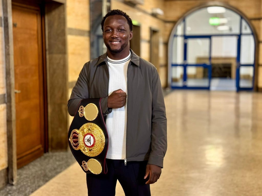 Der Boxprofi Abass Baraou mit dem Interimsweltmeistertitel des Verbands WBA.