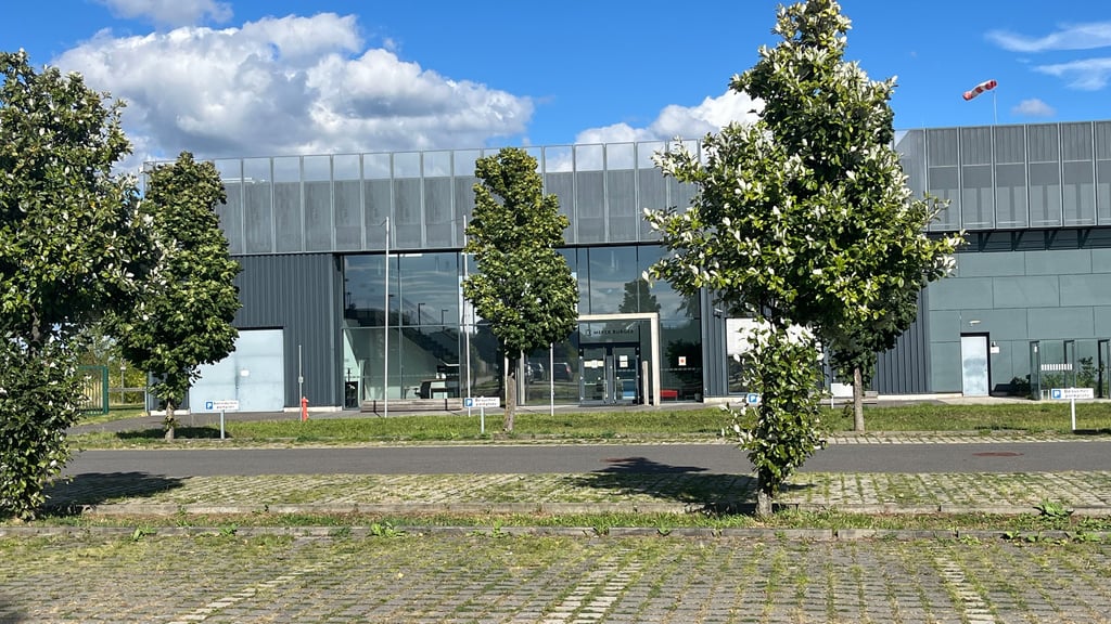 Der Parkplatz von Meyer Burger in Bitterfeld ist verwaist.