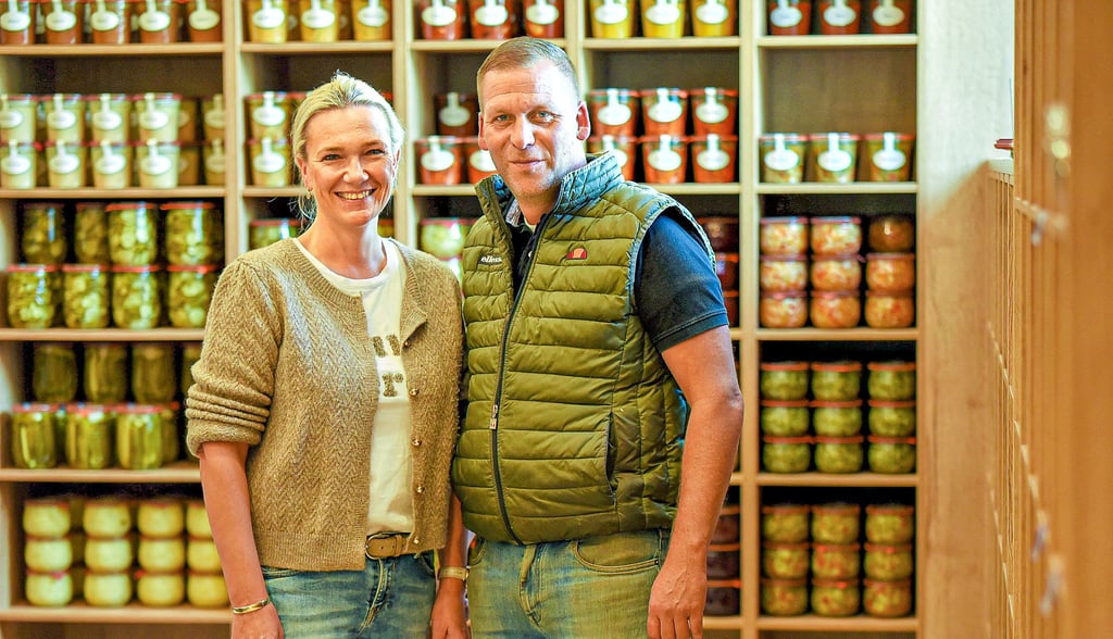Betriebsleiterin Ute Rohlfing und Eberhard Kreipe, einer der Chefs des gleichnamigen Landwirtschaftsbetriebes aus Raßnitz, im neuen Hofladen.