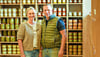 Betriebsleiterin Ute Rohlfing und Eberhard Kreipe, einer der Chefs des gleichnamigen Landwirtschaftsbetriebes aus Raßnitz, im neuen Hofladen. 