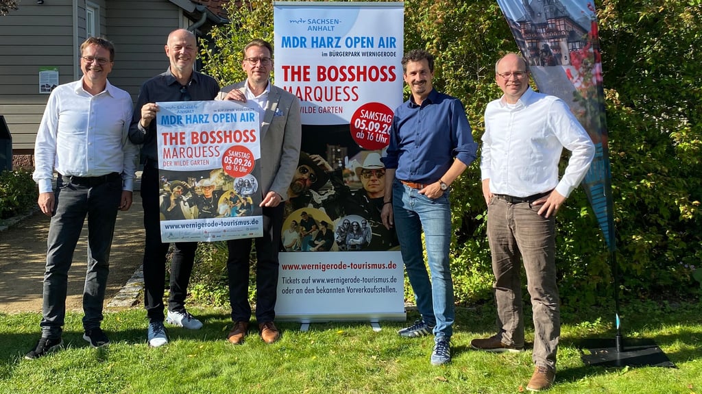 Verraten das Programm für das Harz-Open-Air 2026, von links: Matthias Hoffmann (Agentur Pehnert&Hoffmann), Thomas Ahrens (MDR), Wernigerodes Oberbürgermeister Tobias Kascha (SPD) sowie Andreas Meling und Roman Müller von der WTG.
