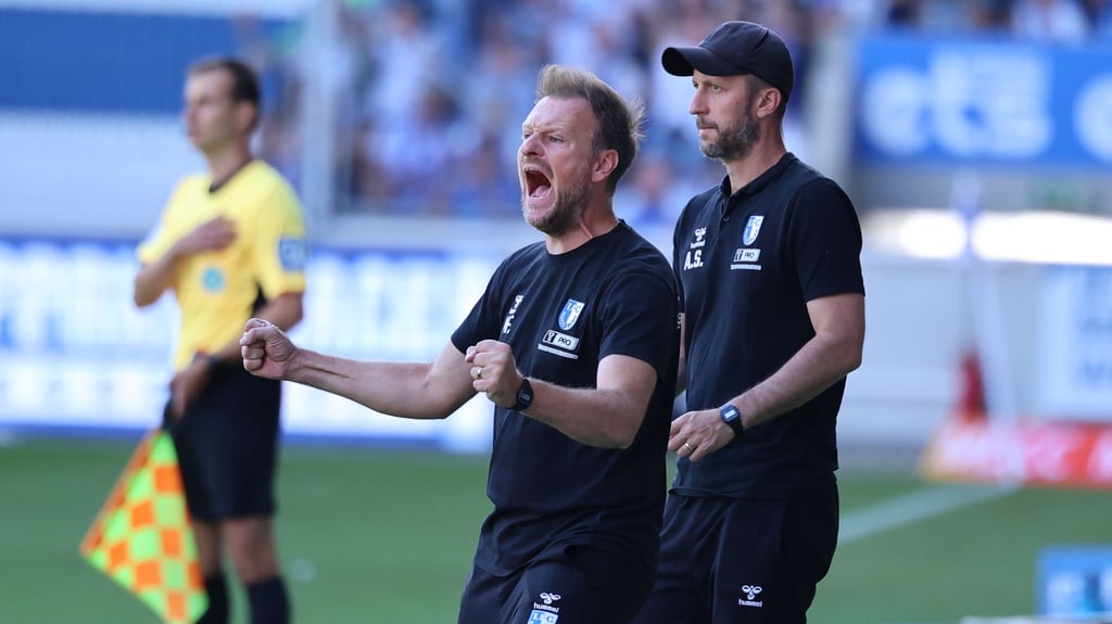 Kommt für FCM-Trainer Markus Fiedler (links) gegen Schalke 04 die Zeit zum Jubeln?