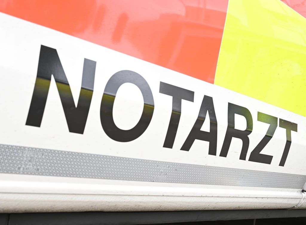 Bei Sehnde kollidiert ein Auto gegen einen Baum, der 28 Jahre alte Fahrer wird lebensgefährlich verletzt. (Symbolbild)