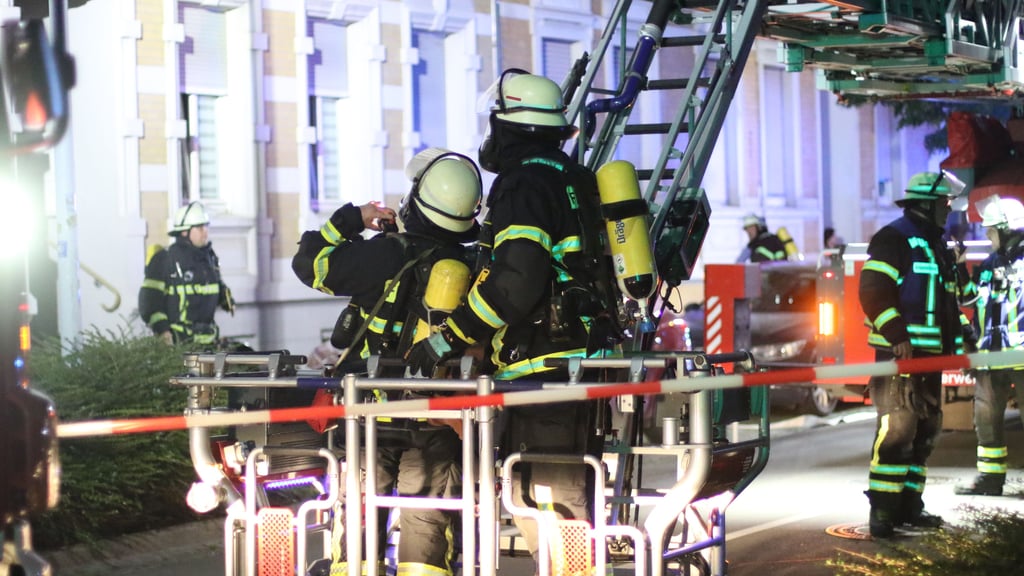 Da Anwohner Rauch gesehen haben, sind Einsatzkräfte der Freiwilligen Feuerwehr am Freitagabend, 19. September 2025, an die Frommhagenstraße in Stendal ausgerückt.